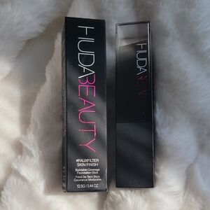 HUDA BEAUTY Faux Filter Skin Finish Buildable Foundation Stick